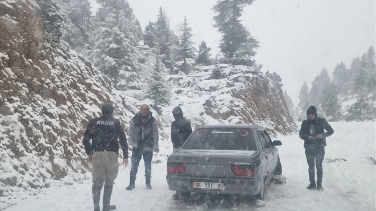 Adana'da kar nedeniyle yolda mahsur kalan 14 kişi kurtarıldı