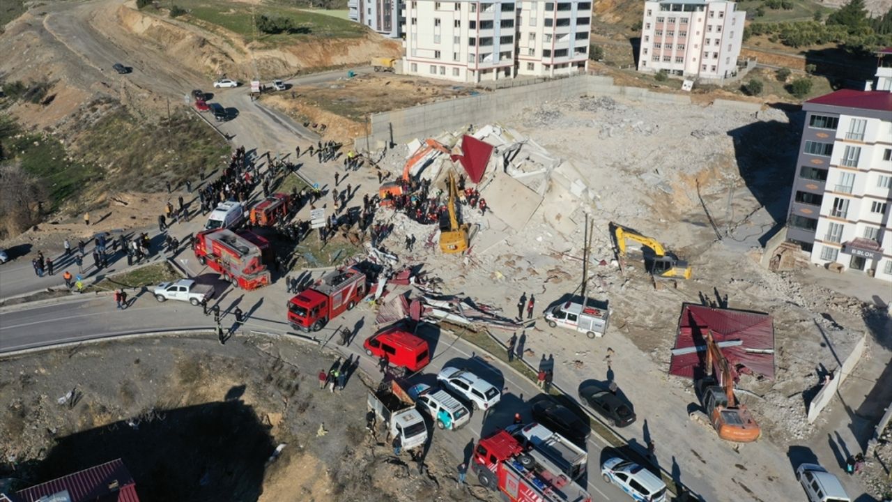 GÜNCELLEME - Kahramanmaraş'ta ağır hasarlı bina yıkım sırasında iş makinesinin üzerine çöktü