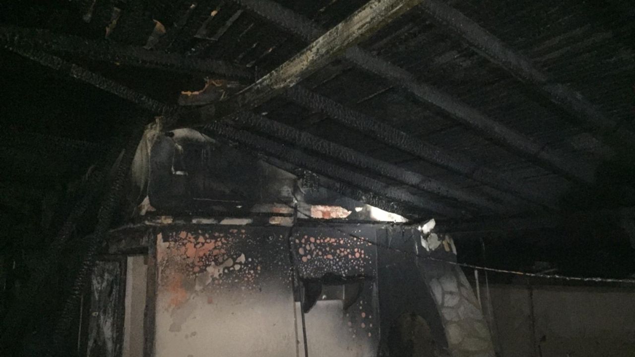 Hatay'da 3 katlı binanın çatısında çıkan yangın söndürüldü