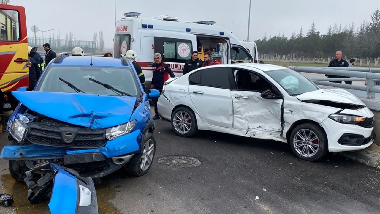 Isparta'da 2 otomobil çarpıştı, 4 kişi yaralandı