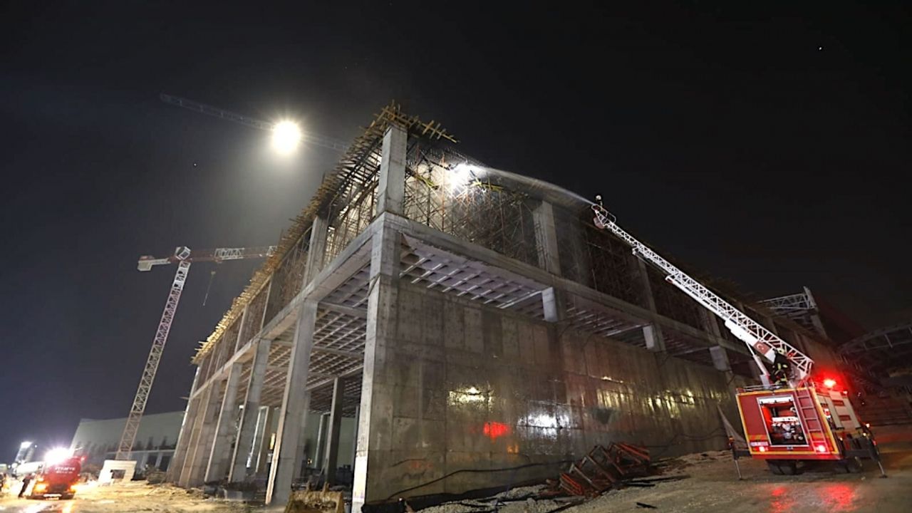 Mersin'de fabrika inşaatında çıkan yangın kontrol altına alındı