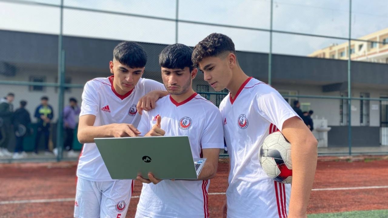 Mersin'de genç futbolcular, AA'nın "Yılın Kareleri" oylamasına katıldı