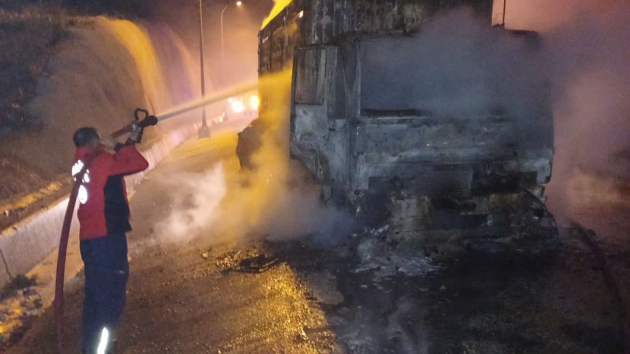 Silifke'de Boğsak Tüneli Çıkışında Kamyon Yangını