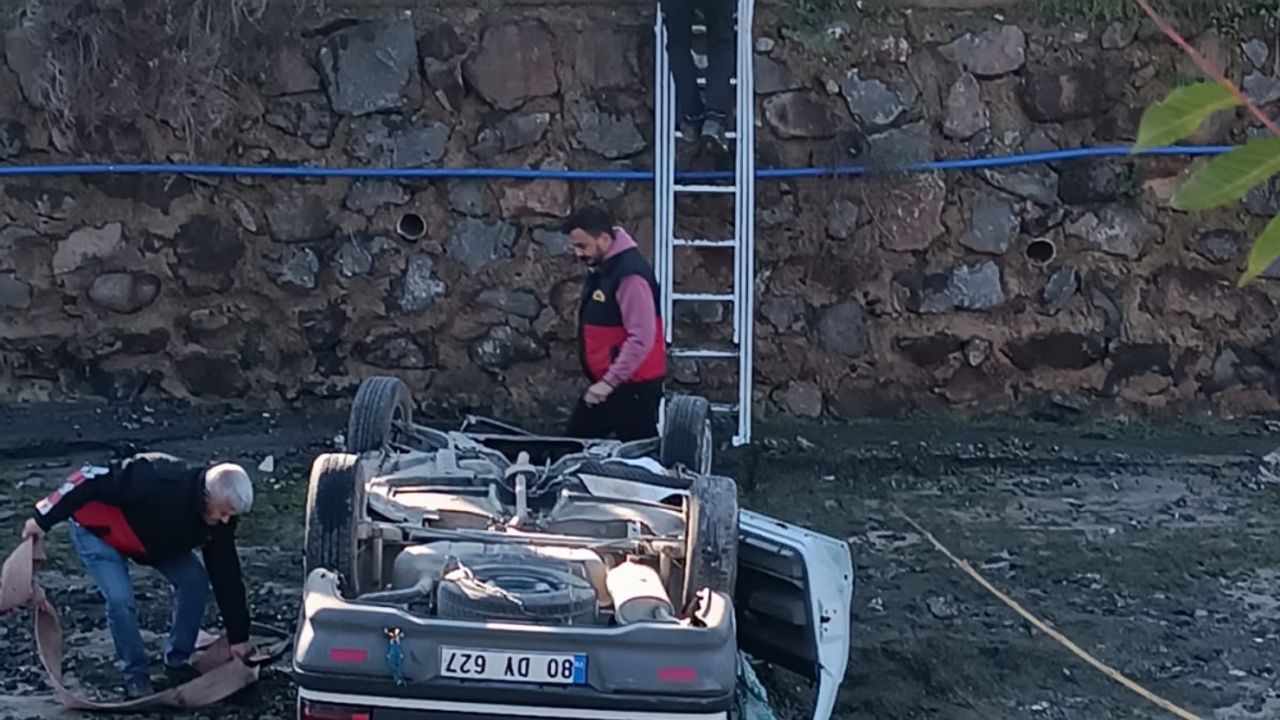 Osmaniye dere yatağına düşen otomobildeki anne ile kızı yaralandı