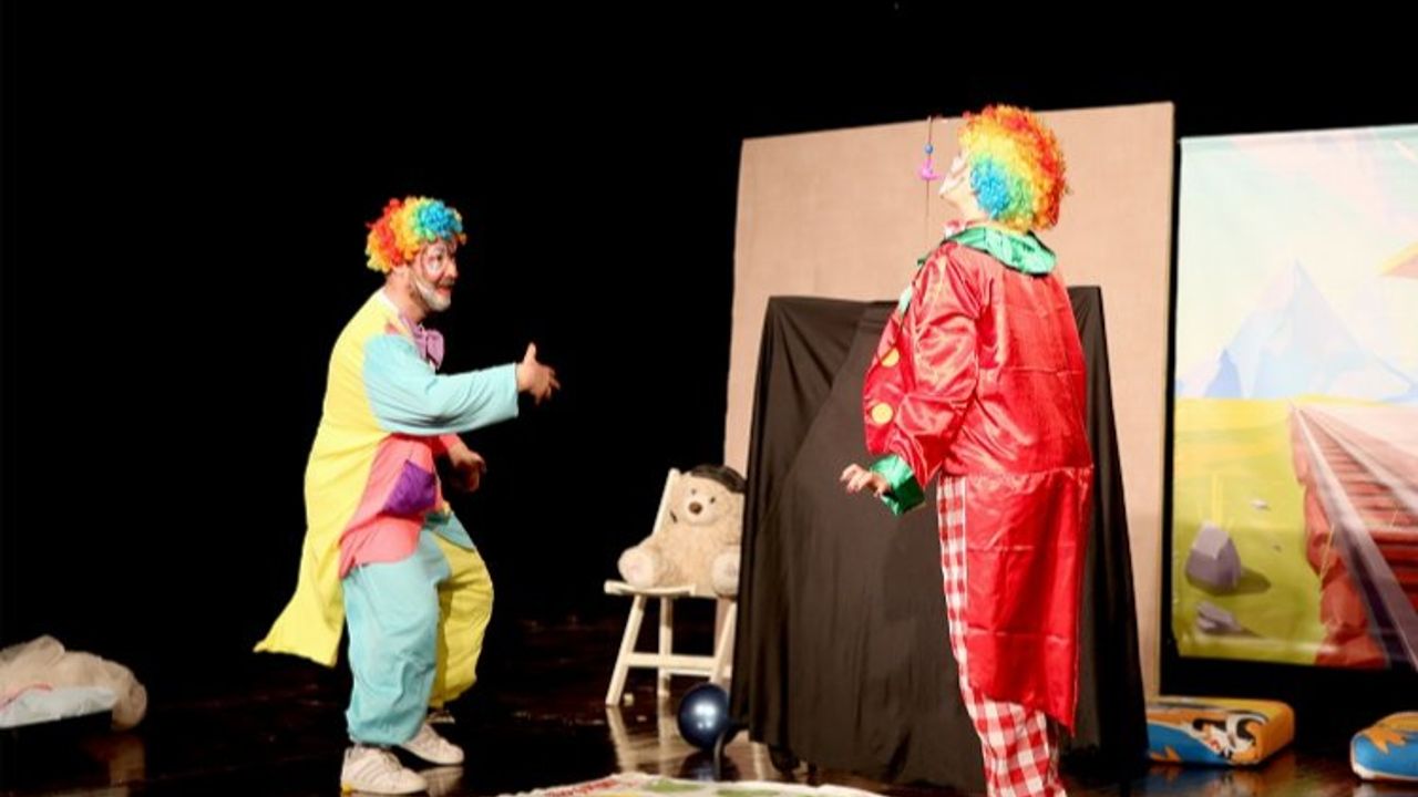 “İki Bavul Dolusu Hapşu ile Turşu” tiyatro oyunu, AKM’de minikleri kahkahaya boğdu