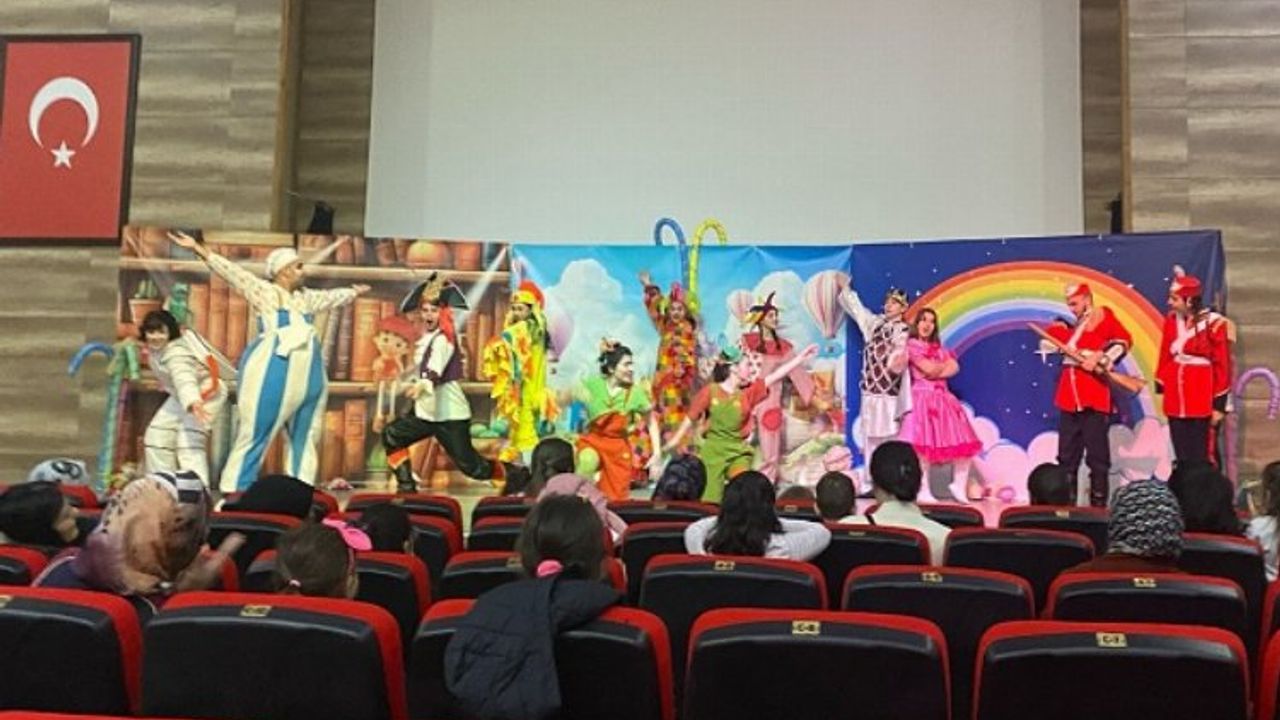 Gençlik Merkezi’nde ‘Oyuncaklar Ülkesi’ isimli tiyatro oyunuyla perdeyi açtı