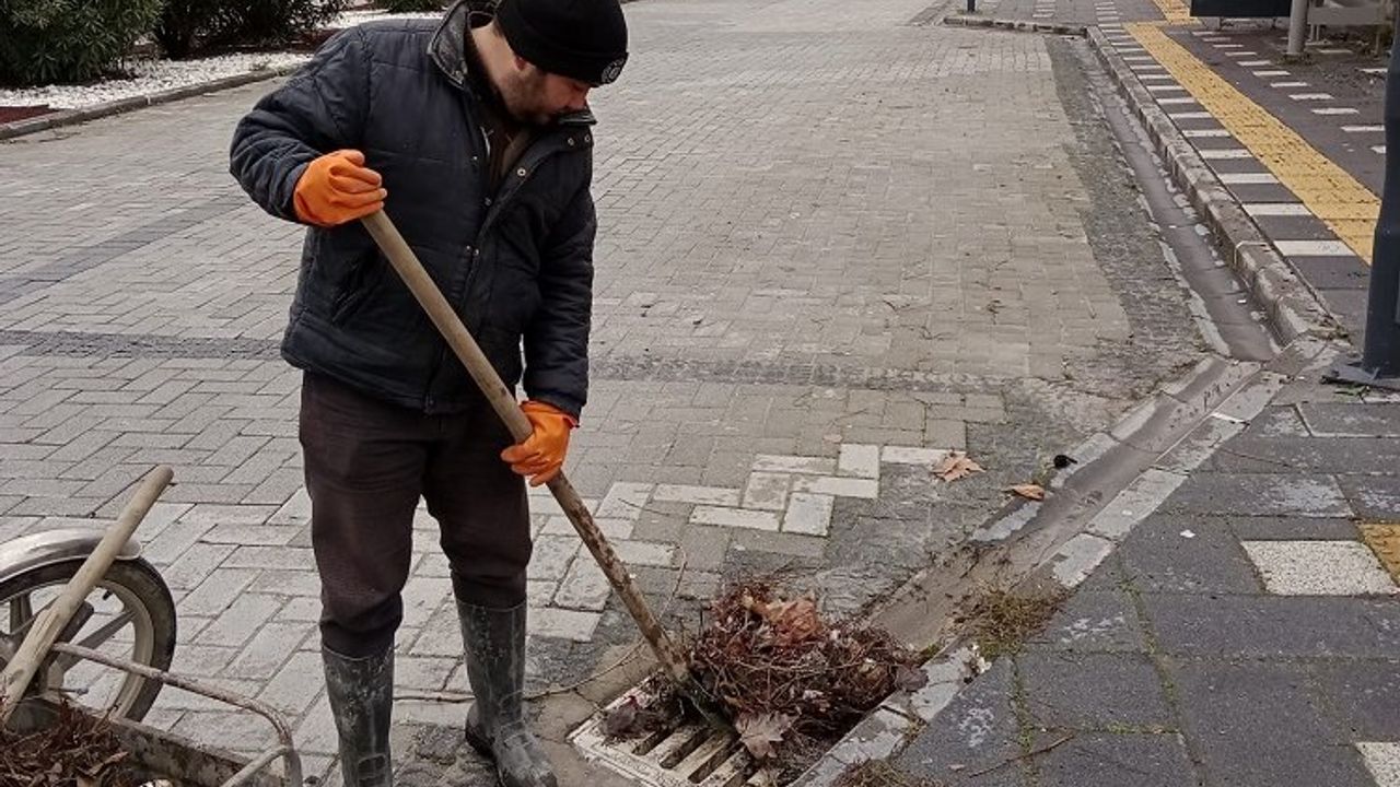 MASKİ, Kırkağaç'ta Yağmursuyu Izgaralarında Temizlik Çalışması Gerçekleştirdi