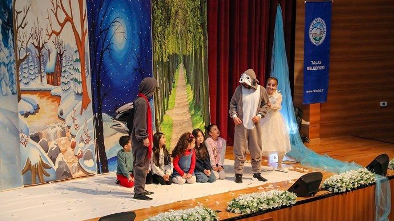 Talas'ta çocuklar tiyatro ile eğlendi