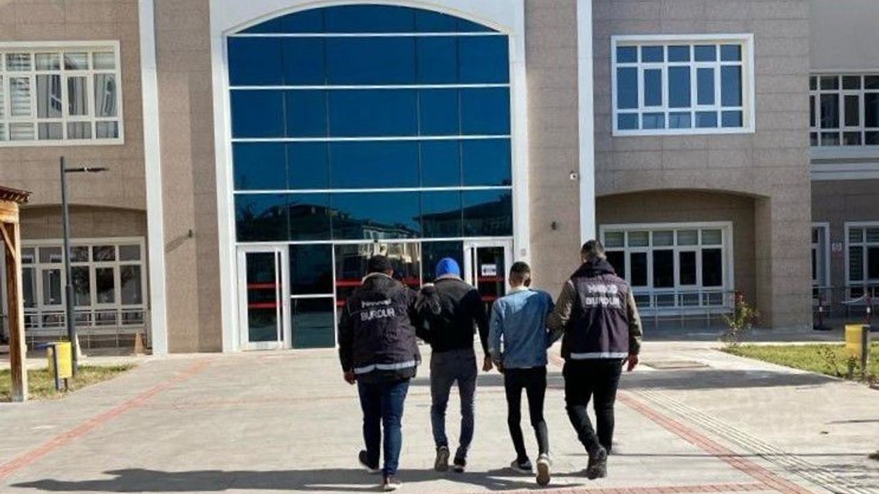 Burdur’da durdurulan araçta uyuşturucu çıktı, 2 şahıs tutuklandı