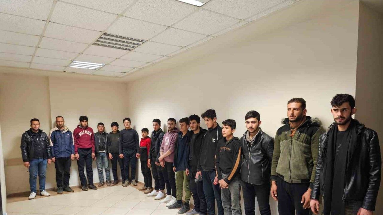 İskenderun’da 16 kaçak göçmen, polis ekiplerince yakalandı