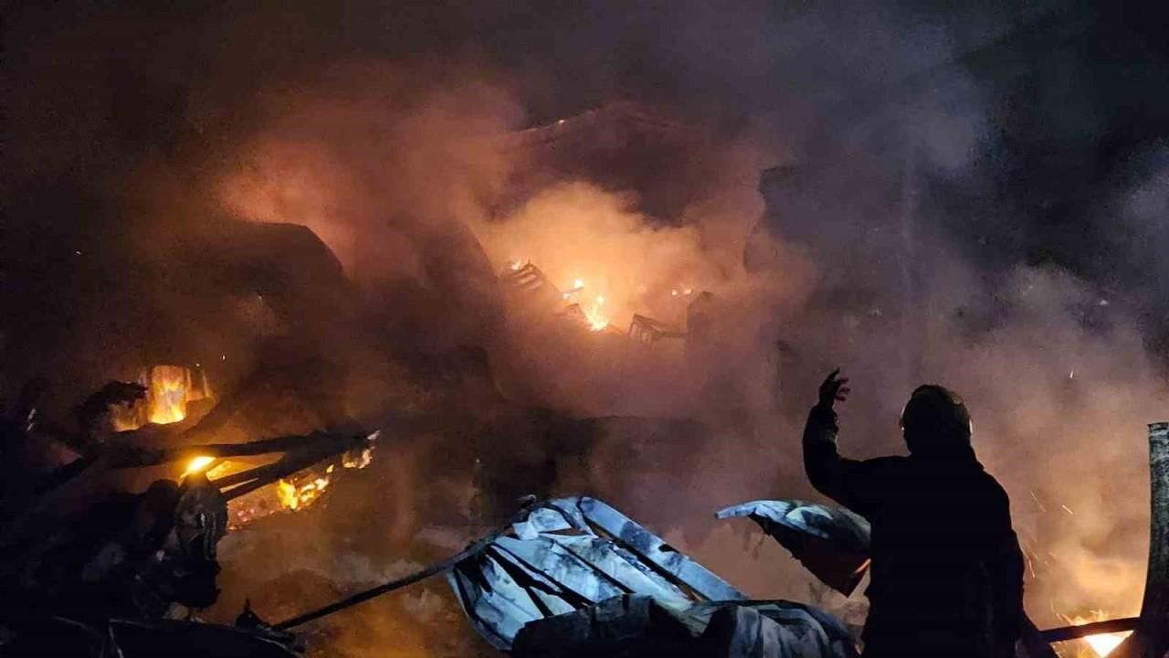 Tarsus'ta Narenciye Paketleme Tesisi Yangını Kontrol Altına Alındı