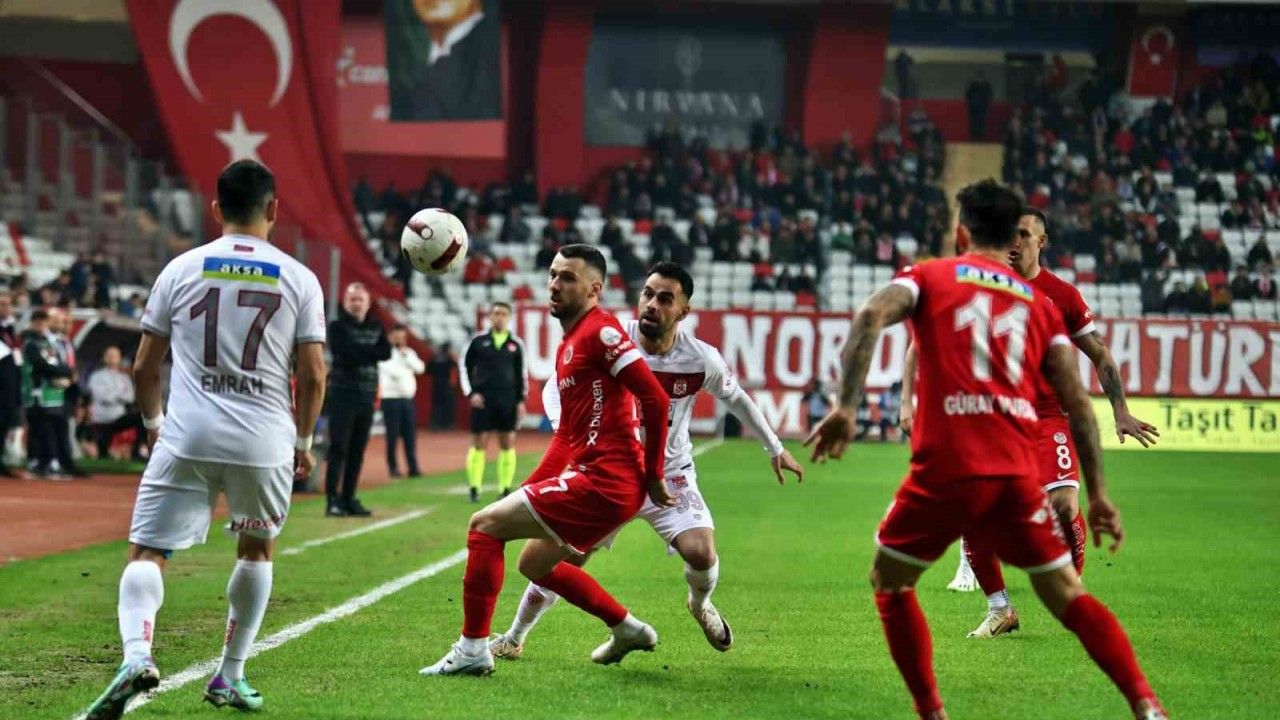 Trendyol Süper Lig: Antalyaspor: 2 - Sivasspor:1 (İlk yarı)