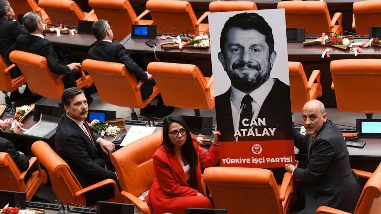 Gezi Parkı Davası: Can Atalay'ın Milletvekilliği Düşürüldü, Meclis'te Tansiyon Yükseldi!