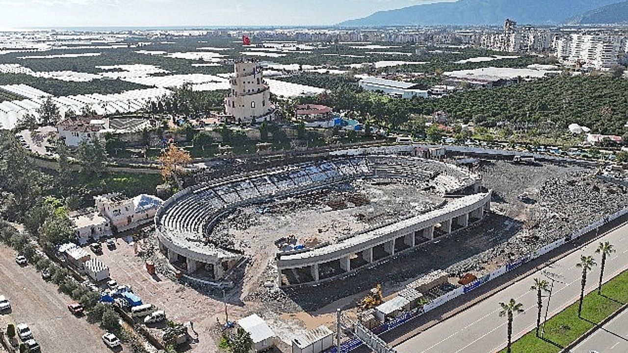 Antalya Büyükşehir Belediye Başkanı Muhittin Böcek, Kumluca'ya Yeni Stadyumu Kazandırıyor