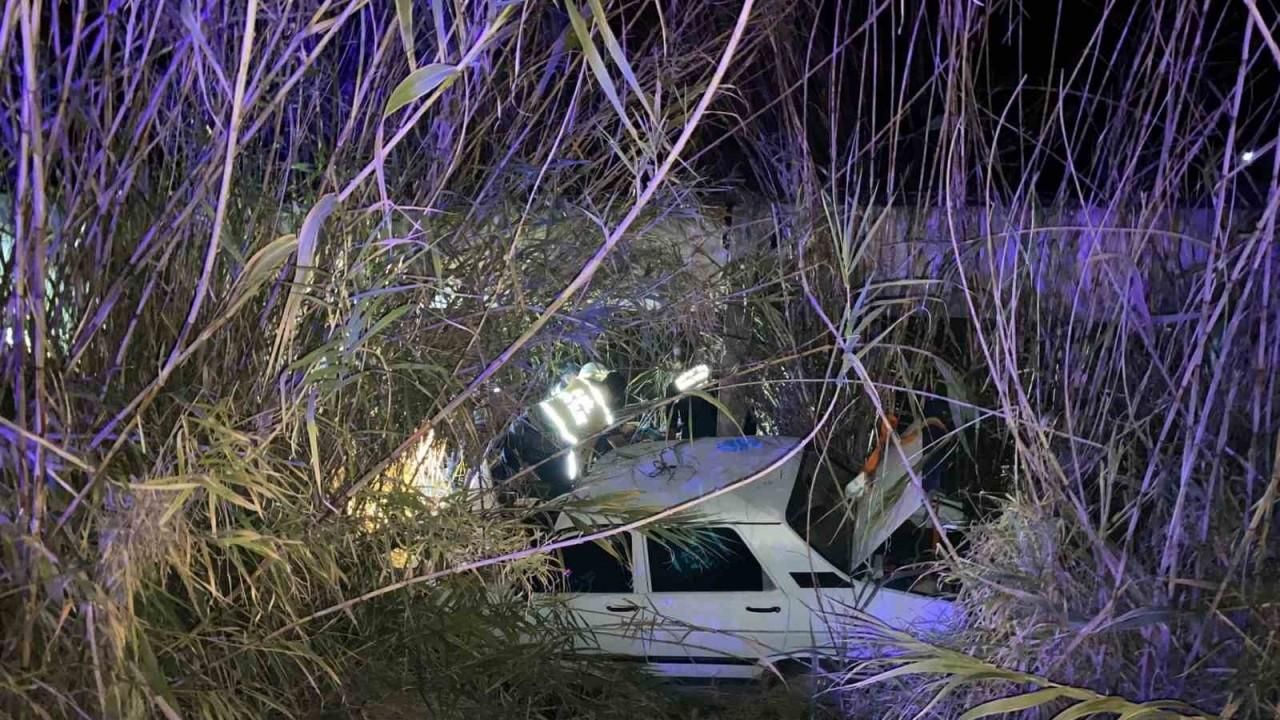 Dere yatağına uçan otomobil için yardıma koştular, bulmaca gibi kazayı çözmeye çalıştılar