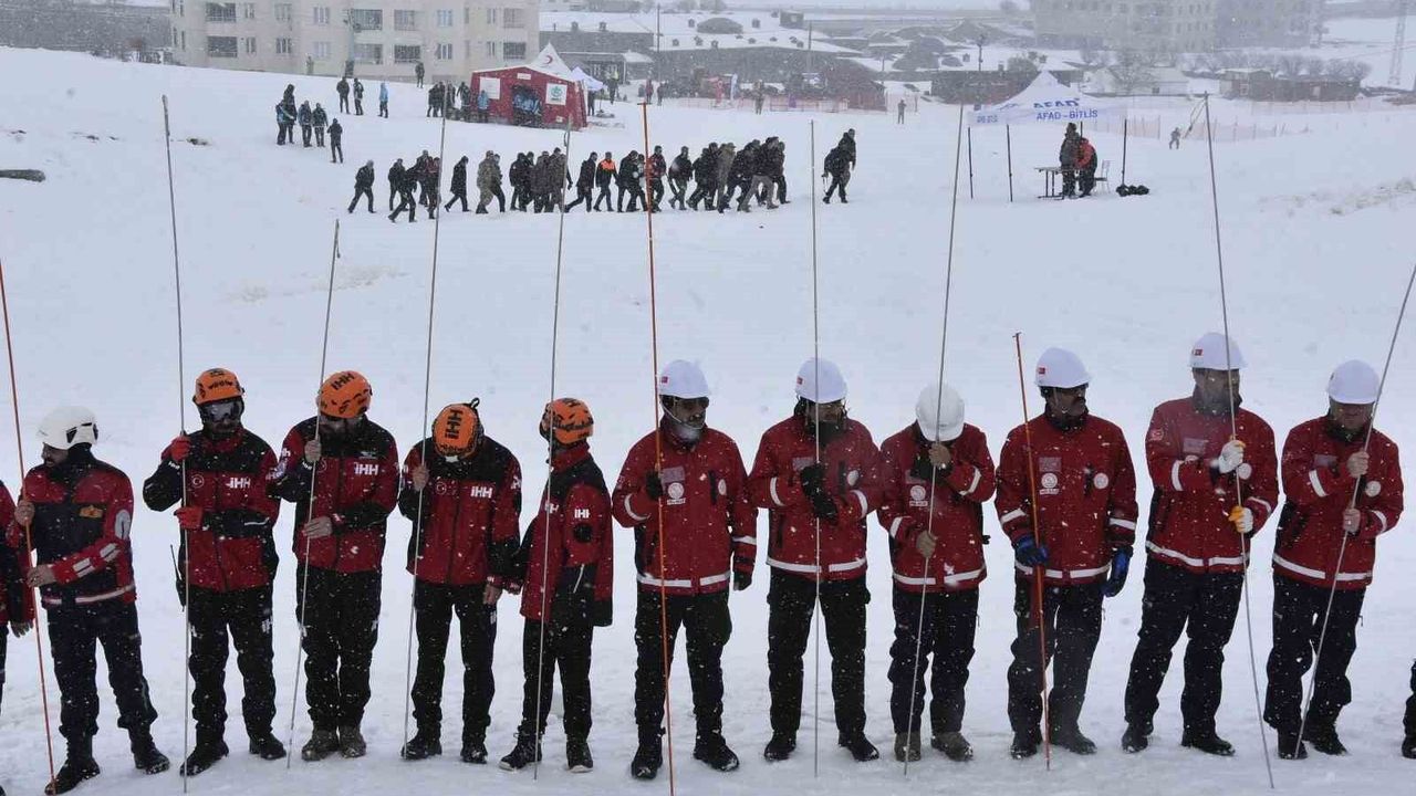 Bitlis'te çığ tatbikatı gerçeğini aratmadı