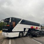 KANLIGEÇİT YOLUNDA İŞÇİ SERVİSİ İLE OTOMOBİL ÇARPIŞTI: 2 YARALI