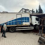 Hatay'da vidanjör ve restorana çarpan kamyonun şoförü yaralandı