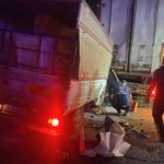 Adana'da tıra çarpan kamyonetin sürücüsü öldü