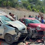 Adana'da 3 aracın karıştığı trafik kazasında 2 kişi yaralandı