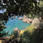 Antalya'da falez plajları tatilcileri Akdeniz'in serin sularıyla buluşturuyor