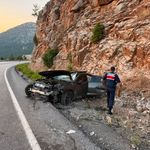 Antalya'da otomobilin kontrolden çıkması sonucu 1 kişi öldü, 2 kişi yaralandı