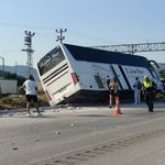 Burdur'da kontrolden çıkan yabancı plakalı tur otobüsü direğe çarptı