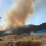 Kaş'ta makilik alanda çıkan yangına müdahale ediliyor