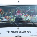 Süslediği çöp kamyonuyla oyuncak götürdüğü çocukların yüzünü güldürüyor