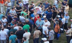 Başpehlivan Zeybek’in taraftarları er meydanında ”Cezayir Türküsü” ile zaferi kutladı