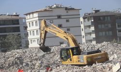 Hatay’da ağır hasarlı binaların yıkımı sürüyor