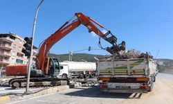 Hurda İnşaat Demiri Yüklü Tırın Devrildi 1 Kişi Yaralandı, 4 Araç Hasar Gördü