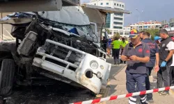 Milas-Bodrum Akıllı Kavşakta Trafik Kazası: Tır Sürücüsü Yaşamını Yitirdi