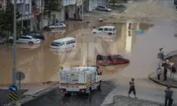 Gaziantep'te Sağanak Yağış Felaketi: Caddeler Sular Altında, Mahsur Kalanlar Kurtarıldı