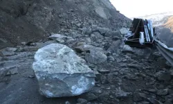 Hakkari-Yüksekova Yolunda Heyelan Felaketi: Kayalar Kamyoneti Vurdu, 3 Kişi Yaralı
