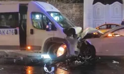 İstanbul'un Merkezindeki Trafik Kazasında Otomobil ile Servis Minibüsü Kafa Kafaya Çarpıştı: 9 Yaralı ve Kaza Detayları Ortaya Çıktı!