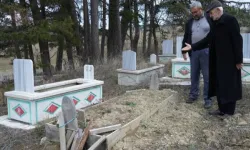 Mezarları Hedef Alan Ayılar Nedeniyle Bölgede Endişe Artıyor