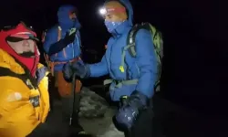 Ağrı Dağı'nda Yaralanan Ukraynalı Turist Kurtarıldı: Soğuk Hava Koşullarında Zorlu Operasyon
