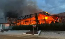 Kütahya'da Porselen Fabrikasında Yangın: İtfaiye Ekipleri Kontrol Altına Almaya Çalışıyor