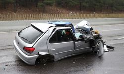 Adana'da tıra çarpan otomobildeki 1 polis öldü, 1 polis yaralandı