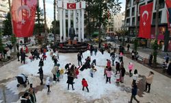 Antalya Kumluca'da Kar Sürprizi: Çocuklar, Kamyonlarla Getirilen Karla Eğlendi