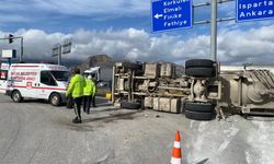 Burdur'da devrilen beton mikserinin sürücüsü yaralandı