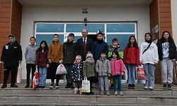 Selçuklu Belediye Başkanı Pekyatırmacı çocuklara şivlilik dağıttı