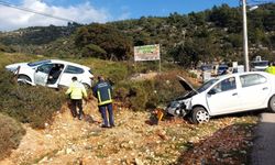 Finike'de iki otomobil çarpıştı, 3 kişi yaralandı