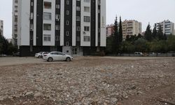 Adana'da depremden kurtulan apartman görevlisi ve eşi, komşularını unutamıyor