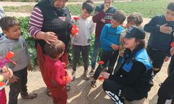 Adana'da polisler, tarım işçisi kadınların Dünya Kadınlar Günü'nü kutladı