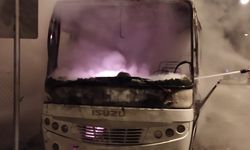 GÜNCELLEME - Adana'da park halinde kundaklanan midibüs yandı