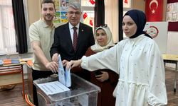 AK Parti Osmaniye Milletvekili Seydi Gülsoy Sandık Başında