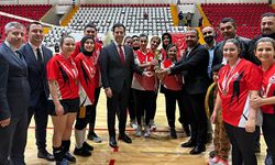 İsmail Kaya, Evinin Sultanları Voleybol Turnuvası Ödül Törenine Katıldı