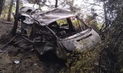 GÜNCELLEME - Adana'da uçuruma yuvarlanıp yanan minibüsteki 4 kişi öldü, 17 kişi yaralandı